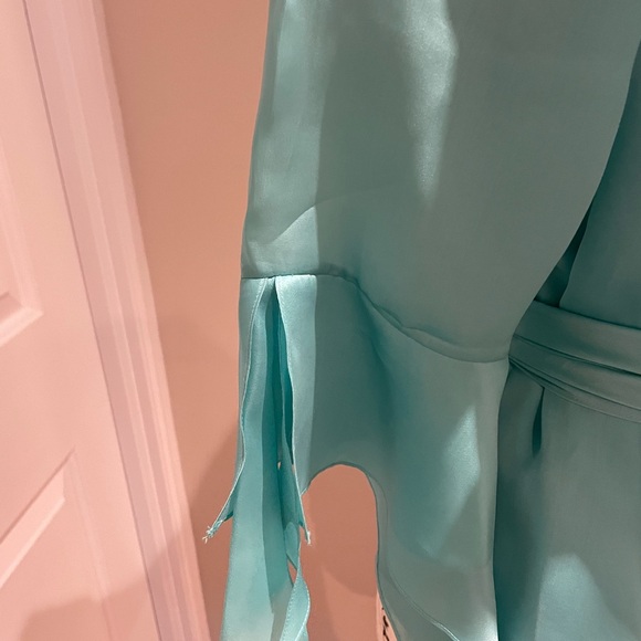 Seafoam colored silk blouse with frilly collar and sleeves. - Picture 3 of 12